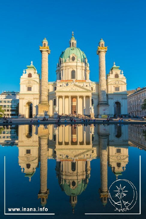 Karlskirche Wien mit zwei Säulen