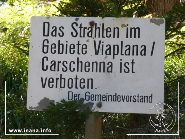 Schild: "Das Strahlen im Gebiete Viaplana/Carschenna ist verboten"