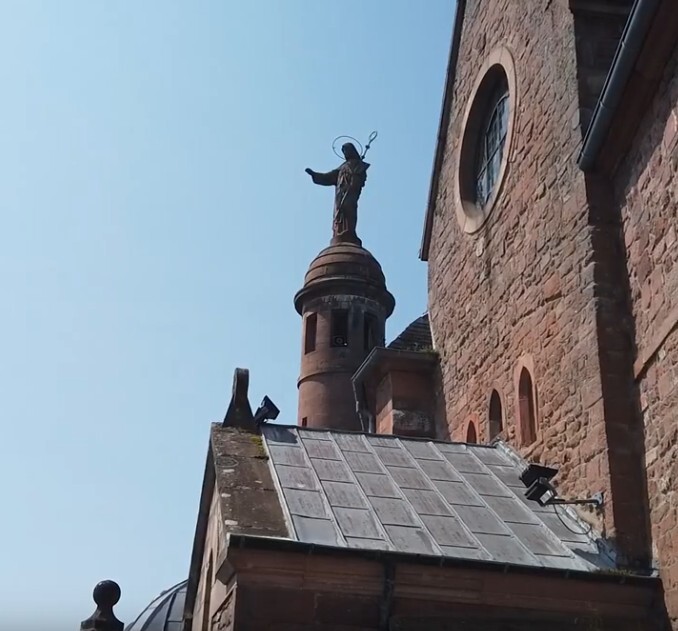 Odilienstatue auf dem Klosterturm