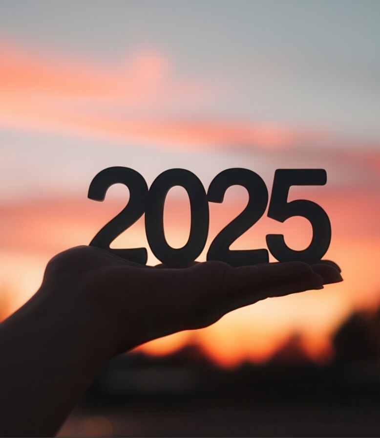 Hand hält die Zahl 2025