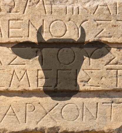 Kuhkopf über griechischer schrift gemeißelt