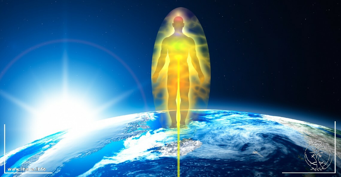 Grafik: Mensch mit Aura und Lichtstrahl zur Erde steht auf der Erdenkugel