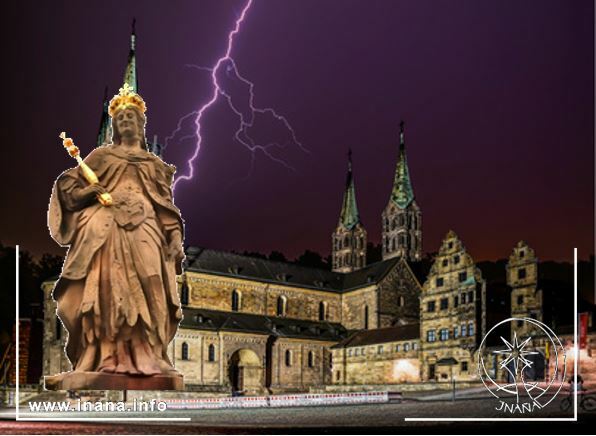 Dom von Bamberg bei Nacht mit Blitz im Hintergrund. Links eine Statue von Kunigunde
