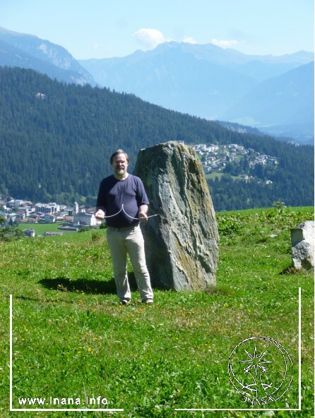 Autor Stefan Brönnle mit Wünschelrute vor einem Menhir