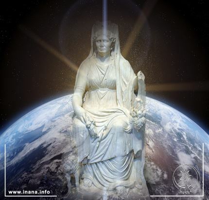 Statue der Göttin Kybele vor der Erde
