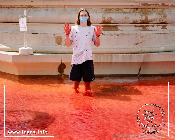 Frau mit Maske steht im Blutigen Wasser