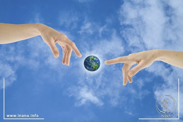 Zwei Hände weisen auf die Erde