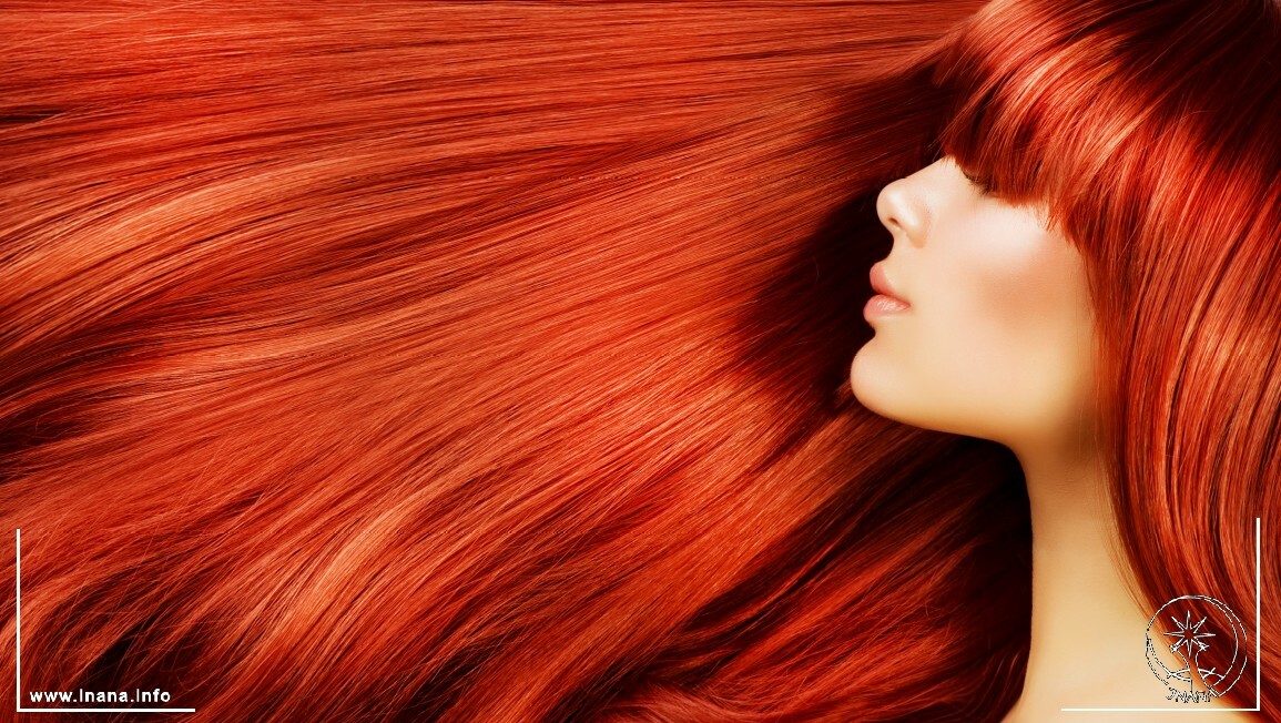 Frau mit langen roten Haaren