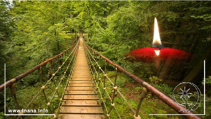 Hängebrücke im Wald Kerze