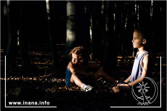 zwei Kinder im dunklen Wald