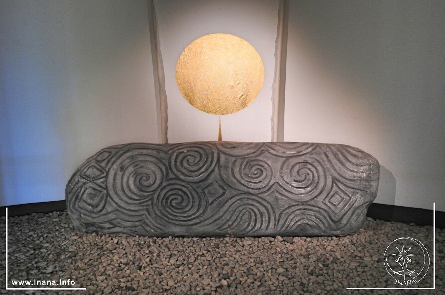 Kunstwerk im Museum von Newgrange. Nachbildung des Schwellensteins