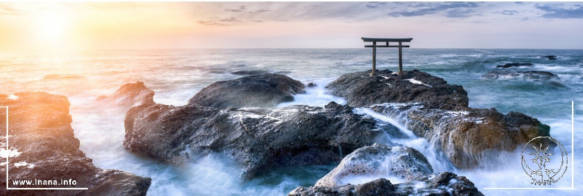 Japanischer Kamischrein (Tori) auf Felsen im Meer