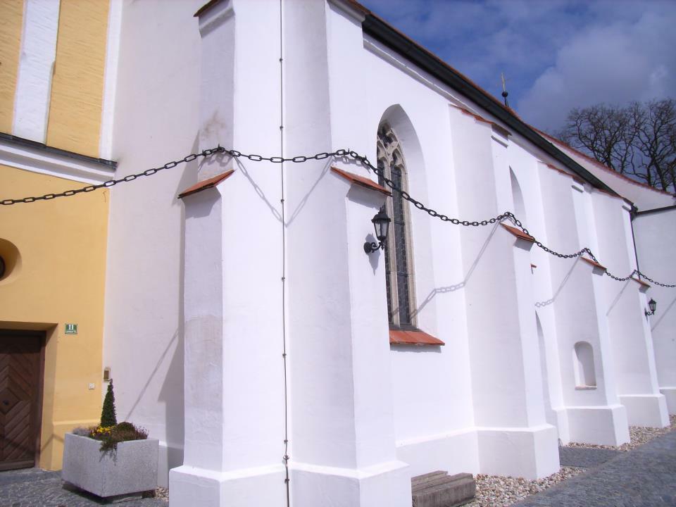 Kirche von einer schweren Eisenkette eingefasst