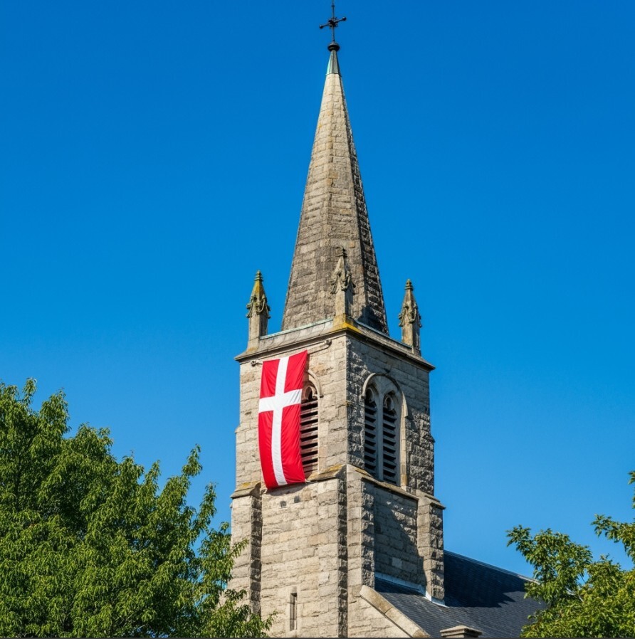 Kirchturm mit Kirchweih-Fahne