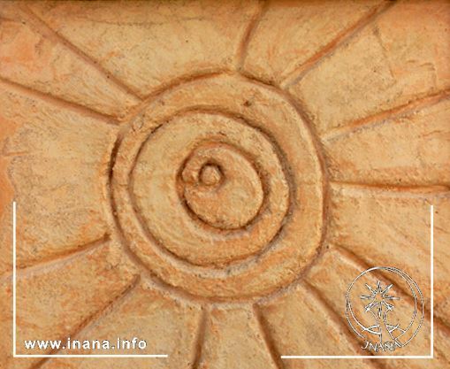 Relief: mehrere Kreise in einander von Strahlen umgeben - Sonnenymbol