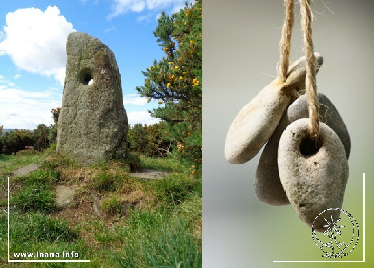 Lochsteine links megalithisch rechts als Amulett