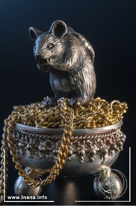 Metall Ratte auf einem Kelch mit Schmuck