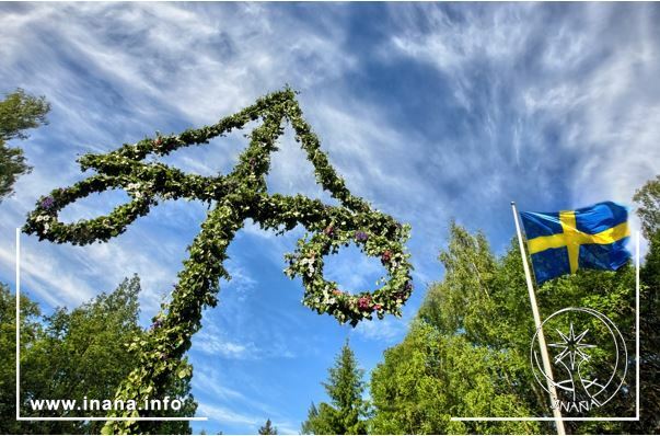 Schwedischer Mittsommer-Baum und schwedische Flagge