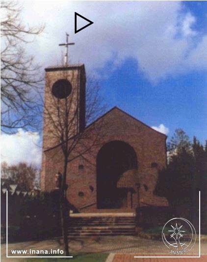 Kruzifix als Handymast auf einer Kirche