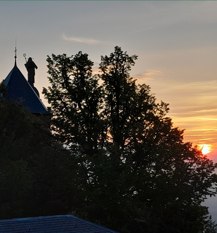 Sonnenaufgang am Odilienberg mit Satue der heiligen Odilia