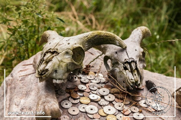 Widderschädel und Münzen auf einem Opferstein