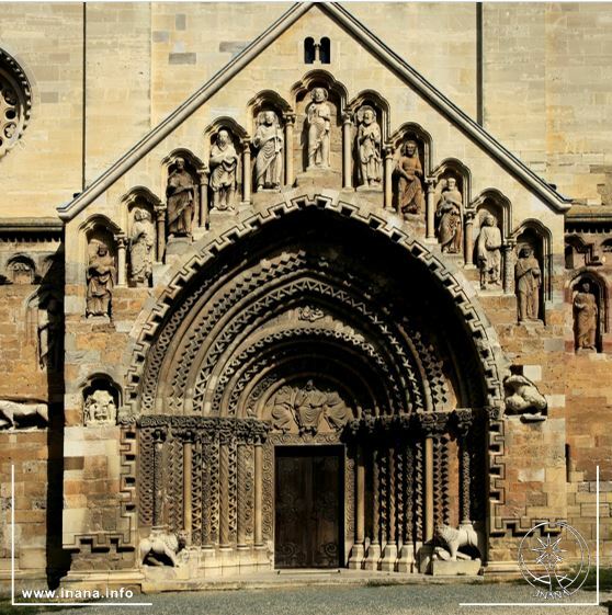 Romanisches Kirchenportal