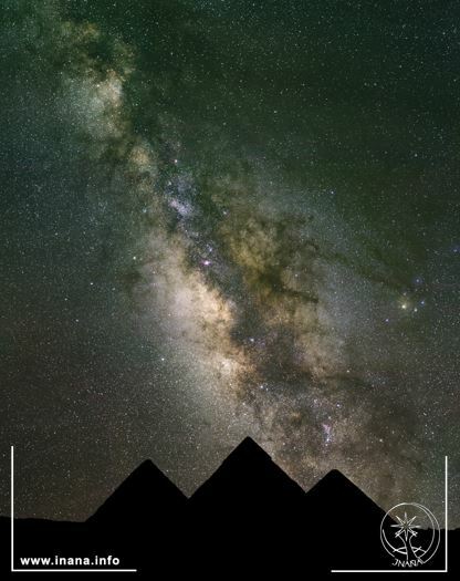 Pyramiden vor der Milchstraße