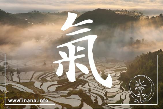 Das Schriftzeichen Qi und dahinter liegender Dunst über Reisfeldern