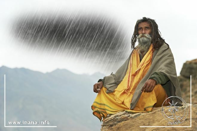 Indischer Heiliger auf Felsen. Hinter Ihm eine Regenwolke