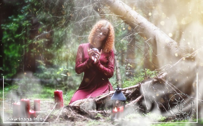 Eine Frau zelebriert im Wald ein Ritual
