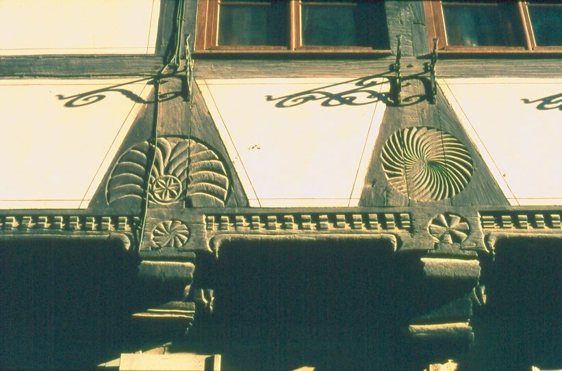 geschnitzte Symbole an den Häusern in Quedlinburg