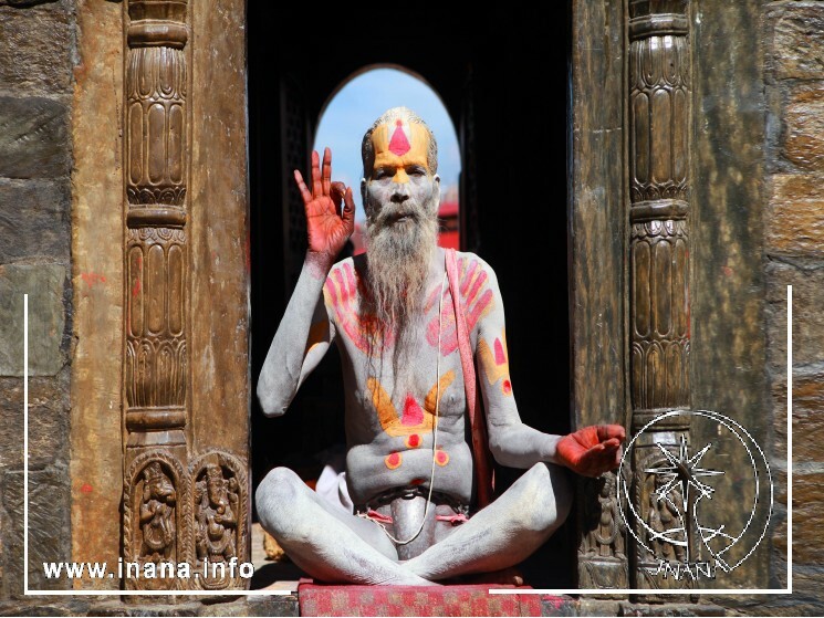 Indischer Yogi mit Körperbemalung