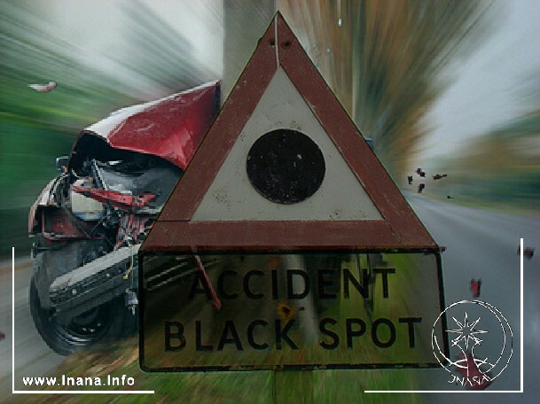 Ein Unfallwagen an einem Laternenmasten, davor ein Warnschild mit Schwarzem Punkt