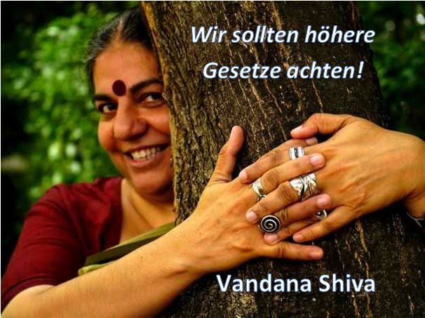 Vandana Shiva umarmt einen Baum