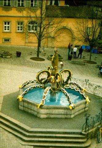 geschmückter Osterbrunnen