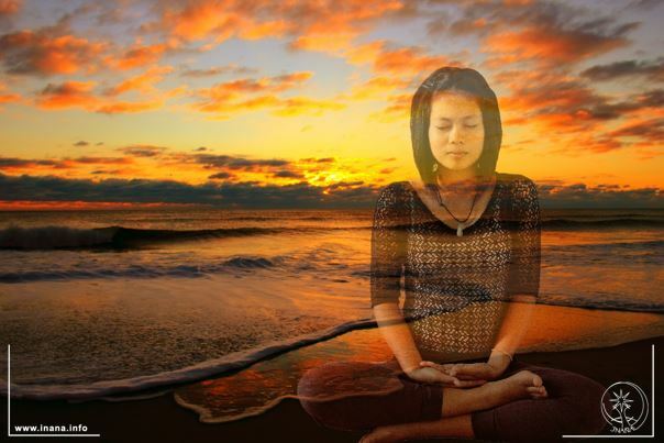 Meditierende Frau vor dem Meer