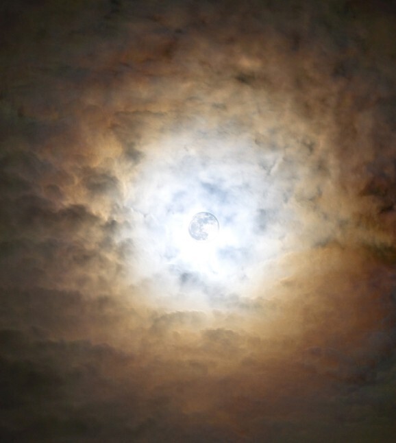 Mond hinter Wolken