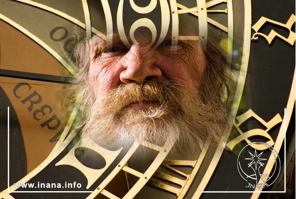 Gesicht eines bärtigen Mannes in einer astrologischen Uhr