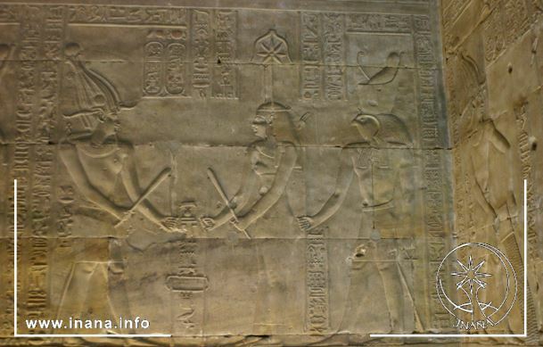 Ein ägyptisches Relief, bei dem zwei Personen eine Schnur zwischen sich halten