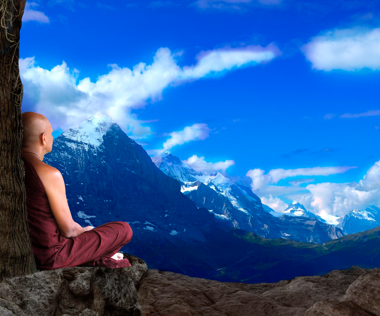 Mönch sitzt auf einem Berg