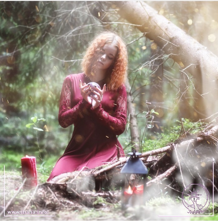 Frau hält im Wald ein Ritual ab